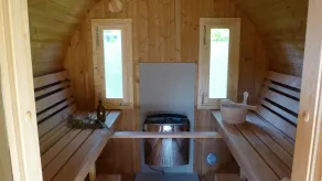Eichhörnchen-In der Natur zuhause-Haus mit Klimaanlage und Fass-Sauna im Garten - Image 3