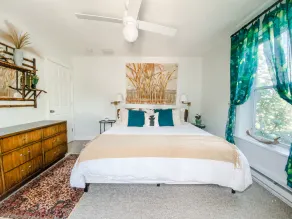 Sea La Vie, HOTTUB, Fire Pit, Stargazing, Pets, Huge yard~3 Blocks 2 Bay Sunsets - Image 2