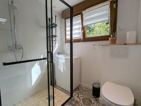 Gîte élégant en pleine nature avec terrasse, départ randonnées, parking privé et équipements inclus - Image 3