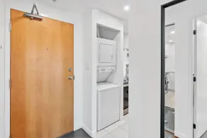 1-Bedroom Condo in Coal Harbour with Free Parking and AC - Image 2
