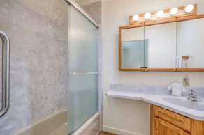Dieses gut gestaltete Haus wird zu Ihrem neuen Lieblings-Retreat mit Whirlpool! - Image 3