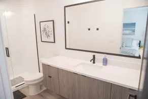 Modern Urban Townhouse with High Speed Internet - Image 3