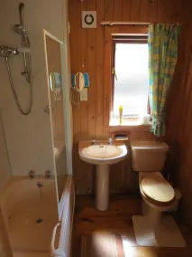 Oak Lodge Cosy Cabin With 2 Bedrooms. Open all year. 15 miles from Fort William - Image 4