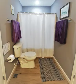 Private Retreat Bungalow-One Level, 2 blocks from Beach w/Porch & Deck - Image 5