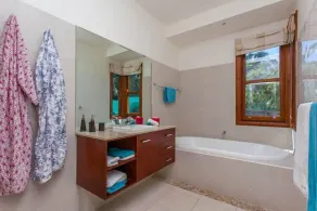 Luxury 2 bedroom pool villa, walk to the beach and centre of Byron - Image 3