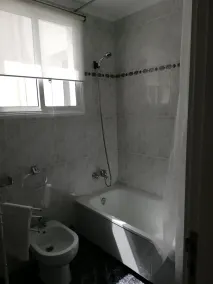 Appartamento spazioso e luminoso con 3 camere da letto, soggiorno con cucina / sala da pranzo e 1 bagno. - Image 5