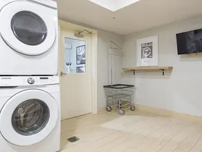 Queen Studio Suite | Full Kitchen Included - Image 3