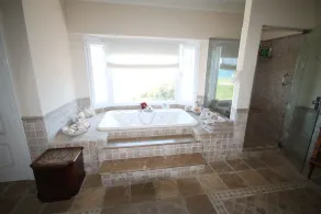 Luxusvilla mit privatem Pool, Terrasse mit Blick auf den Golfplatz und das Meer - Image 2