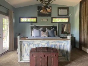 A bougie barn on 50+ acres! Cozy and updated. - Image 4
