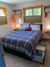 Cozy Driftwood Chalet with Lake and Mountain views, perfect for Couples! - Image 5