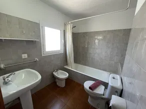 Fantastic house with community pool - Image 2