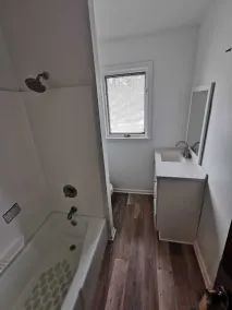 Prime location! 4 bedroom house located right next to the casino and the falls - Image 4