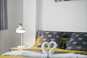 Studio Apartment Green - Image 4