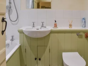 1 bedroom accommodation in Chichester - Image 3