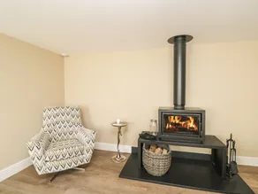 THE COACH HOUSE, pet friendly, with hot tub in Sherston - Image 2
