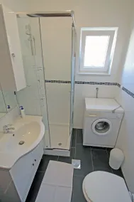 2-Zimmer-Ferienwohnung mit Terrasse und Meerblick Vinjerac, Zadar (A-5811-d) - Image 2