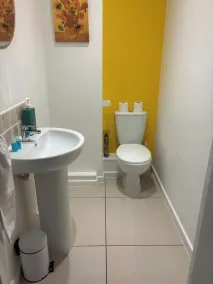 Elegant 2-Bed Home - Prime City Centre Location - Image 3