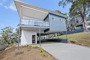 3-Bed Coastal Getaway with Direct Beach Access - Image 5