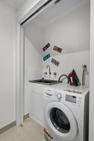 Spacious 3-Bed Townhouse in Coburg - Image 2