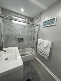 Beautiful newly renovated home near airport with fireplace & sunroom. - Image 4