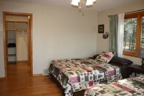 Sandy beach, quiet lake, great fishing & beautiful sunsets w/2 kayaks & gameroom - Image 4