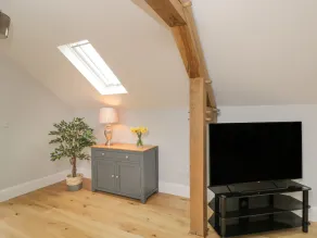 LUGG VIEW, character holiday cottage, with hot tub in Hereford - Image 2