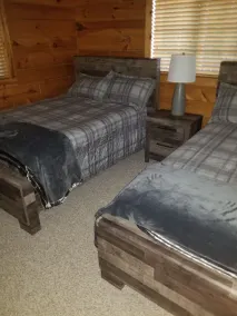 3 bed/2 bath, Pet friendly Log Lakehouse on 5 acres. Private and & relaxing. - Image 3