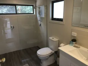 Hazards Homestay, confortable maison privée dans des arbustes et arbres indigènes en fleurs - Image 2