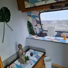 Zen caravan in a small private garden - Image 5