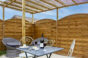 Romantic converted shipping container with outdoor bath - Image 5