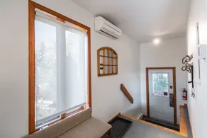 Luxury 3 Bedroom 2-level ski-in/ski-out condo, Renovated - Sleeps 6 - Image 2
