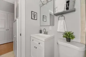 OTR off Vine St, Lux Queen Bed, Wifi, Smart TV, Sleeps 3ppl, 3rd Fl - Image 4
