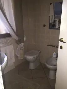 Casa de três quartos com varanda grande, elegantemente mobilada nas colinas perto do mar - Image 5