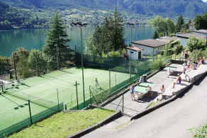 With terrace directly on the lake - Image 2