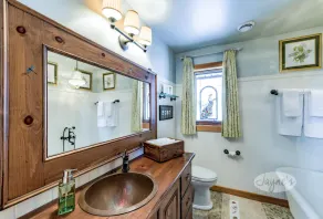 Gorgeous 6 bed 3 bath cottage on Lake Muskoka! West Exposure! Beach! Hot Tub! - Image 4