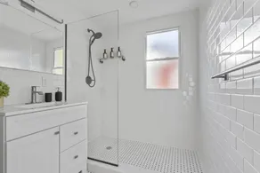 Modern 4 Bedroom Beach House: Ideal for Families & Long Stays - Image 2