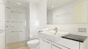 Modern Apartment with Hinterland Views Sierra Grand Broadbeach - Image 4