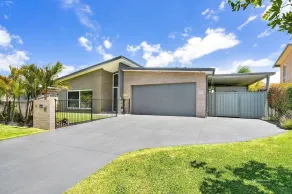 Family Fun Beach Retreat - The Fox Den, Fingal Bay - Image 3
