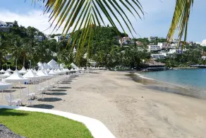 Tenha tudo: Vista para o mar, praia, piscina e estilo por US $ 70 - US $ 85 p. n. - Image 3