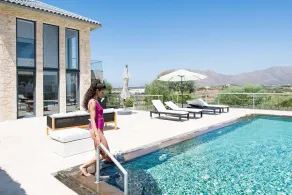 Luxury villa in the charming Akrotiri peninsula - Image 4