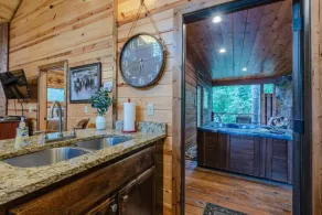 Free My Soul | Pet-Friendly Broken Bow Cabin with Hot Tub, Fire Pit & Deck - Image 4