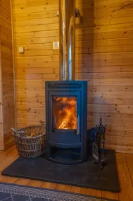 Large three bedroom lodge with private hot tub for five people - Image 2