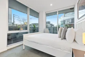 Sleek South Yarra 2-Bed with Alfresco Dining - Image 3
