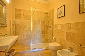 Inviting 6-Bed House in Brindisi - Image 4