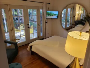 Charming House House w backyard oasis-10 min from the Beach! - Image 4