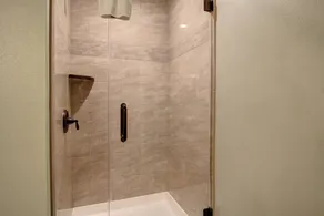 Maison neuve nichée en plein coeur des appartements! - Image 4
