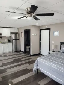 Contemporary king w/futon - Image 5