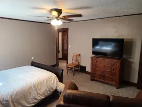 Cozy upstairs bungalow - Image 4