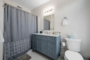 Upscale 4 Bedroom Condo w King Bed Suite - Image 4