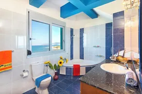 Villa en bord de mer en pleine nature. - Image 2